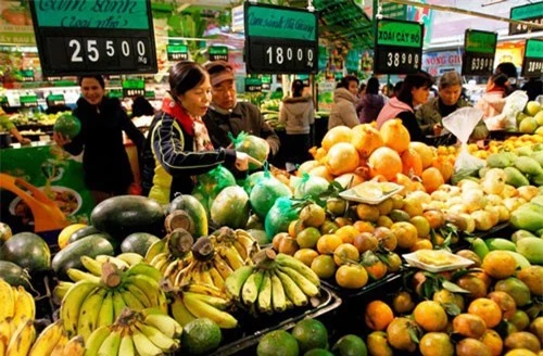 Người mua hàng tại một siêu thị ở Hà Nội. Theo TPP-11, Việt Nam sẽ nới lỏng các hạn chế đối với việc mở cửa hàng trong lĩnh vực bán lẻ. Ảnh: Reuters.