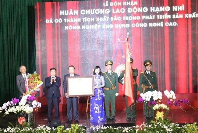 Đại diện chính quyền thành phố Đà Lạt đón nhận Huân chương lao động hạng Nhì của Chủ tịch nước (Ảnh: VH)