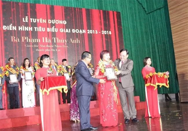 Đại diện tỉnh Lâm Đồng và TP. Đà Lạt tặng vòng hoa, biểu trưng để khen thưởng các gương điển hình (Ảnh: VH)