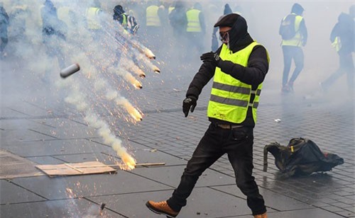 Người “Áo vàng” xuống đường, bạo động tiếp diễn ở Pháp