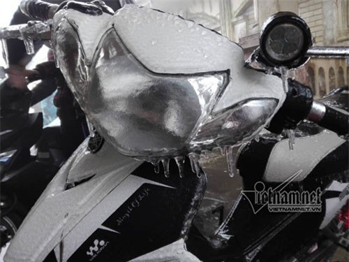 Mẫu Sơn âm 0,5 độ C, băng tuyết phủ kín ô tô