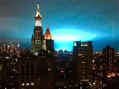 Bầu trời Mỹ chuyển màu xanh kì lạ