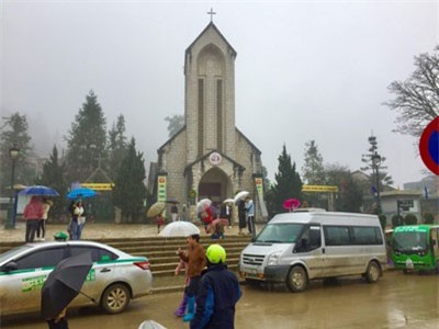 Sapa chìm trong rét buốt những ngày cuối năm, khách du lịch đổ lên ngày một đông