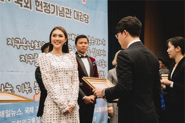 Đụng hàng Hồ Ngọc Hà, Hoa hậu Tường Linh vẫn tự tin nhận giải thưởng ở Hàn Quốc - Ảnh 2.