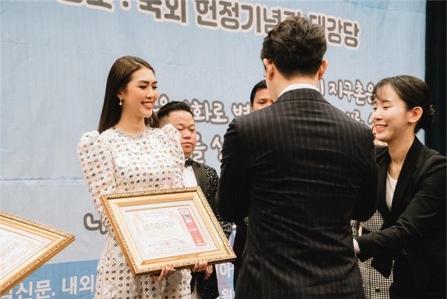 Đụng hàng Hồ Ngọc Hà, Hoa hậu Tường Linh vẫn tự tin nhận giải thưởng ở Hàn Quốc - Ảnh 3.
