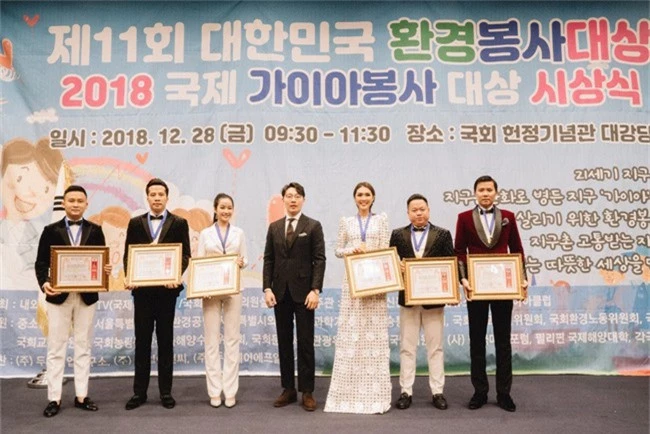 Đụng hàng Hồ Ngọc Hà, Hoa hậu Tường Linh vẫn tự tin nhận giải thưởng ở Hàn Quốc - Ảnh 4.