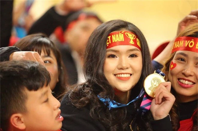 Không phải hot girl, 2018 là năm lên ngôi của hội bạn gái các cầu thủ đội tuyển Việt Nam! - Ảnh 1.