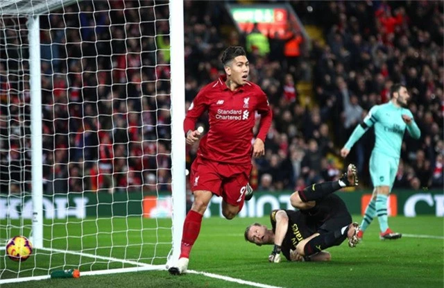  Firmino dễ dàng ghi bàn khi mà các hậu vệ Arsenal cũng loại cả thủ thành Leno giúp tiền đạo của Liverpool để cầu thủ này sút bóng vào lưới trống 