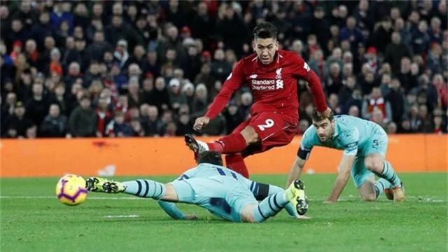  Firmino trở thành cơn ác mộng của Arsenal với pha đi bóng loại cả hai trung vệ của đối phương, khiến Torreira trượt ngã rồi ghi bàn 