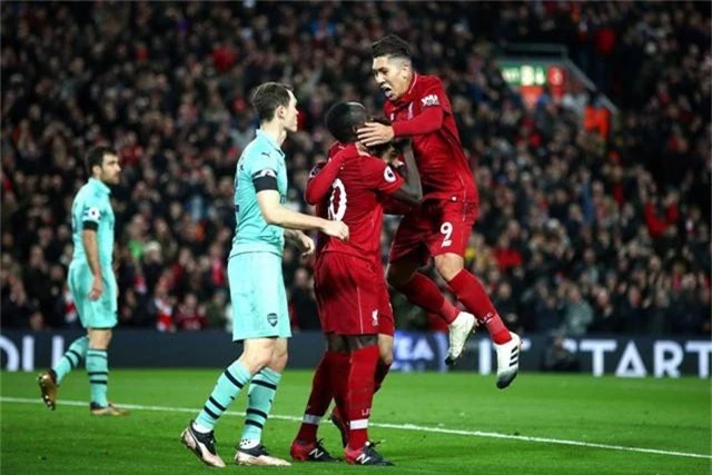  Các cầu thủ Liverpool vui mừng với bàn thắng thứ ba vào lưới Arsenal 