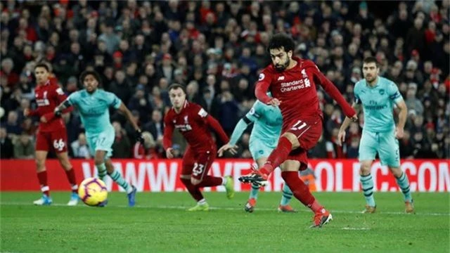  Cuối hiệp một, Salah ghi bàn thắng cho riêng mình đồng thời đưa Liverpool chạm tay vào chiến thắng 