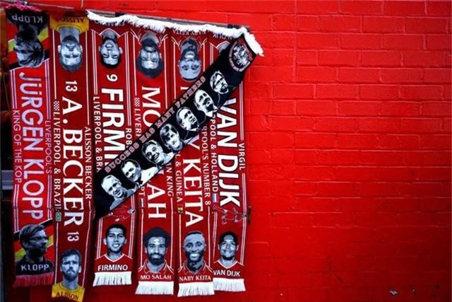  Những chiếc khắn lưu niệm mang tên, hình của các cầu thủ Liverpool được bày bán bên ngoài Anfield trước trận cầu với Arsenal 