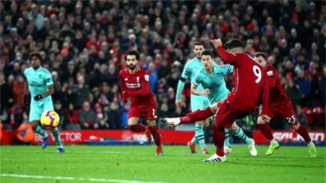  Trong hiệp hai, Firmino ghi thêm bàn thắng từ chấm 11m để hoàn thành hat-trick 