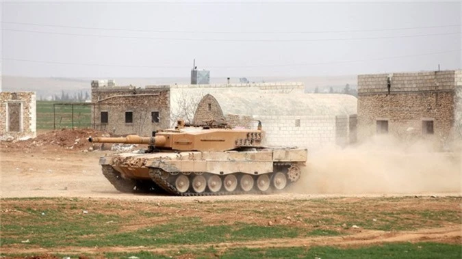 Thổ Nhĩ Kỳ tiếp tục triển khai xe tăng và khí tài tới sát Syria - Ảnh 1.