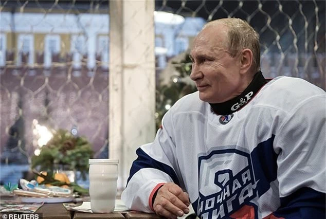 Tổng thống Putin so tài khúc côn cầu với các quan chức Nga tại Quảng trường Đỏ - Ảnh 2.