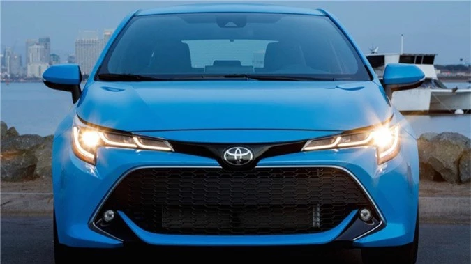 toyota corolla hatchback 2019 co gia ban tu 453 trieu dong hinh anh 2