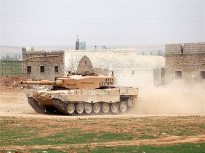 Thổ Nhĩ Kỳ tiếp tục triển khai xe tăng và khí tài tới sát Syria