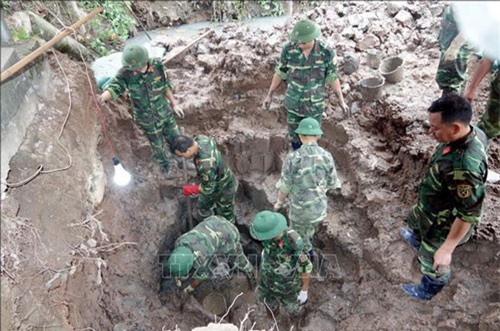 Dò tìm, hủy nổ hàng trăm quả bom bi trong mưa rét