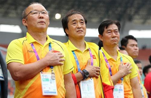 Trợ lý Lee Young-jin: ‘Tôi buồn vì không thể dạy cầu thủ Việt Nam nhiều hơn’