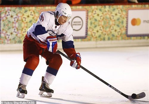 Tổng thống Putin so tài khúc côn cầu với các quan chức Nga tại Quảng trường Đỏ