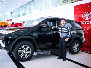 Chán Nissan X-Trail vì đen đủi, danh hài Quang Tèo tậu Toyota Fortuner chơi Tết