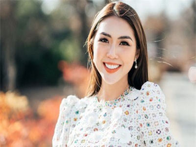 'Đụng hàng' Hồ Ngọc Hà, Hoa hậu Tường Linh vẫn tự tin nhận giải thưởng ở Hàn Quốc