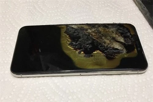 Chiếc iPhone XS Max sau vụ cháy.