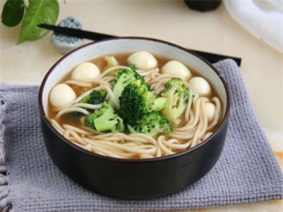 Mì trứng cút đơn giản cho bữa sáng ngon lành