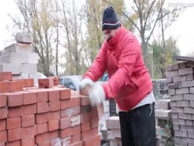 CLIP: Người đàn ông chặt gạch bằng tay không 'nhanh như chớp'