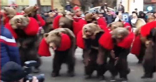 CLIP: Đón năm mới bằng những phong tục lạ lùng khắp thế giới