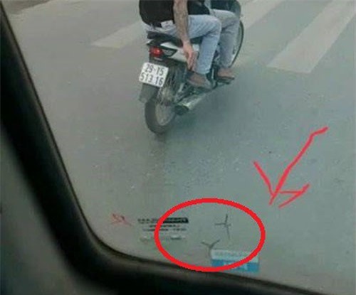 Vụ rải đinh trước đầu ô tô: Công an tạm giữ hành chính 2 nam thanh niên