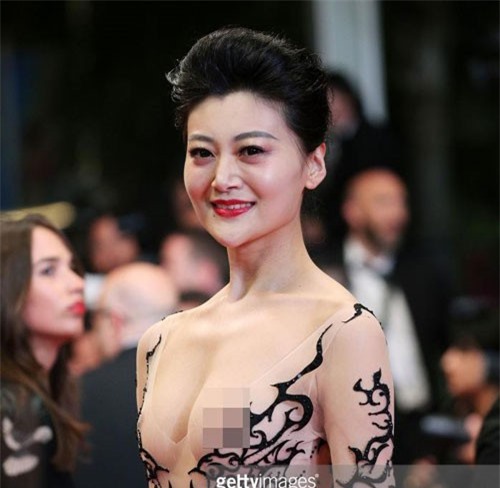 Đỏ mặt với loạt váy quá táo bạo trên thảm đỏ của sao châu Á 2018