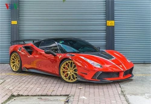 Cận cảnh siêu xe Ferrari 488 GTB độ Mansory tại Việt Nam. Không chỉ Mansory, Ferrari 488 GTB còn được sử dụng body kit đến từ Novitec và Pogea Racing. (CHI TIẾT)