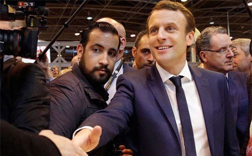 Cựu vệ sĩ Tổng thống Pháp bị "tố" vẫn dùng hộ chiếu ngoại giao dù bị sa thải