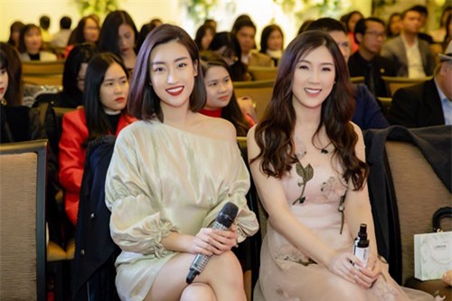 Đỗ Mỹ Linh mặc váy ngắn giữa trời lạnh 9 độ C dự event