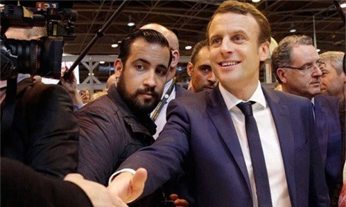  Tổng thống Pháp Emmanuel Macron (phải) và cựu vệ sĩ Alexandre Benalla (Ảnh: Independent) 