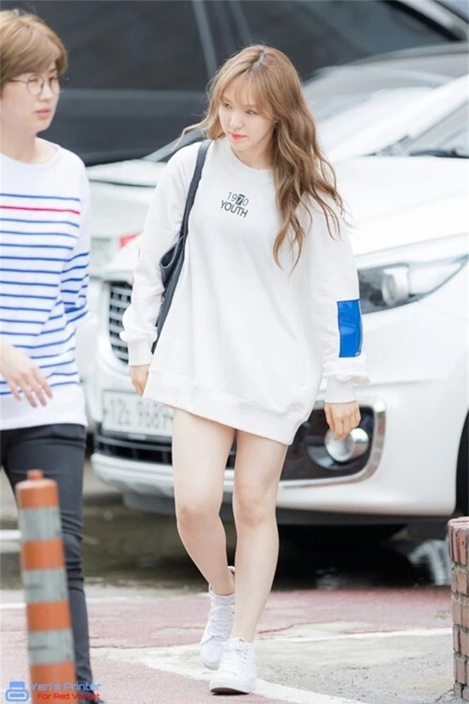 wendy-red-velvet-sneaker-trang-giau-quan