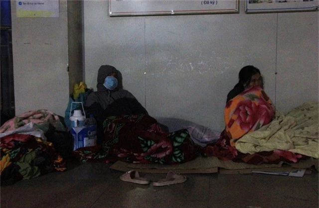 
Tại khu vực hành lang của bệnh viện, nhiều người rải chiếu, cuốn chăn co ro trong đêm lạnh giá
