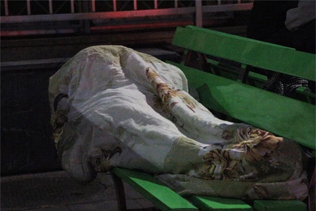 
Nhiều người đã phải ngủ trên ghế ngay tại sân Bệnh viện Bạch Mai.
