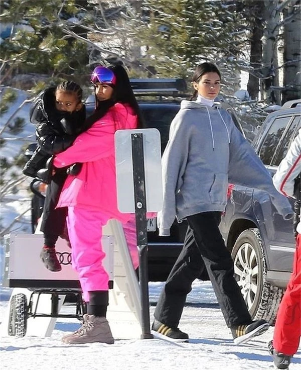 Người đẹp bên mẹ con chị gái Kim Kardashian.