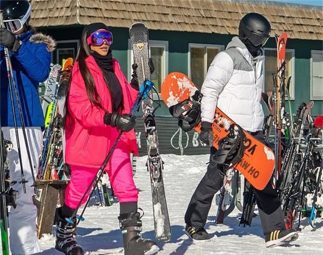 Kendall và Kim che chắn kín mít chuẩn bị chơi trượt tuyết.