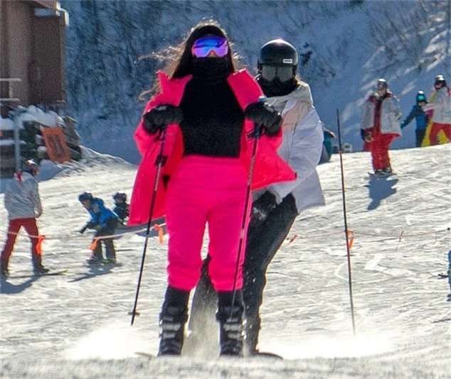 Kendall Jenner mặc bikini trên núi tuyết lạnh âm độ - 5
