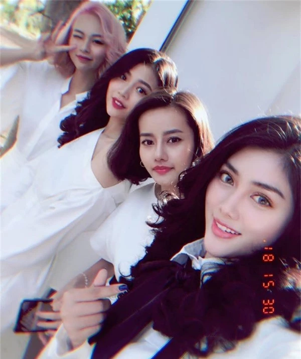 Từ trái qua: Phí Phương Anh, Chúng Huyền Thanh, Kim Chi và Huỳnh Tiên chụp ảnh kỷ niệm tạo lễ đính hôn của Lê Hà.