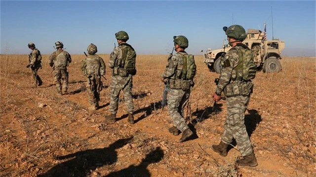  Binh sĩ Mỹ và Thổ Nhĩ Kỳ tuần tra ở Syria. (Ảnh: Reuters) 