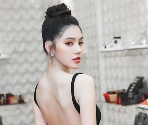 Hoa hậu “con nhà giàu” diện đầm cắt xẻ khoe lưng trần sexy