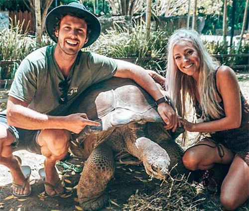 Bỏ bạn trai ở nhà, cô gái đi du lịch miễn phí cùng trai lạ