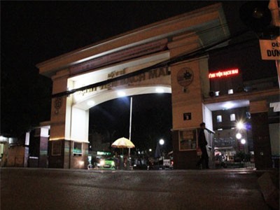 Hà Nội: Người nhà bệnh nhân co ro trong bệnh viện dưới cái rét 9 độ C