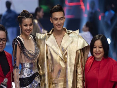 Siêu mẫu Thanh Hằng bật khóc khi học trò trở thành Quán quân The Face 2018