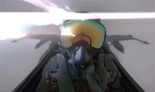 Khoảnh khắc sét đánh trúng máy bay chiến đấu của Kuwait (Ảnh: RT)