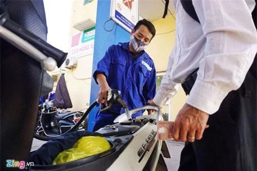 Giá xăng dầu dự kiến sẽ được điều chỉnh từ ngày 1/1/2019. Ảnh: Việt Linh.